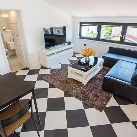 Black & White Apartment โรวีน ภายนอก รูปภาพ