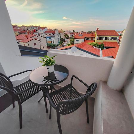 Black & White Apartment โรวีน ภายนอก รูปภาพ