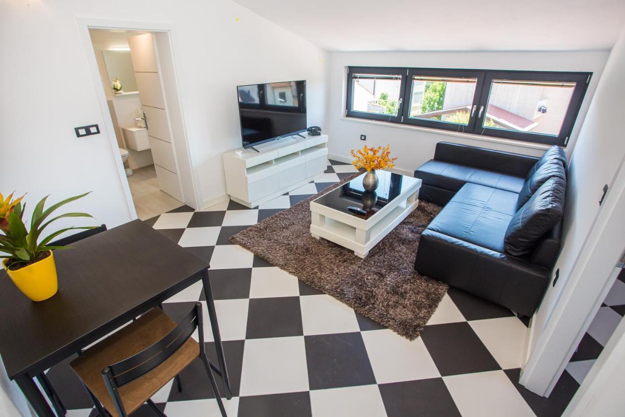 Black & White Apartment โรวีน ภายนอก รูปภาพ