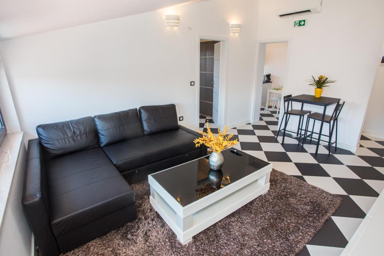 Black & White Apartment โรวีน ภายนอก รูปภาพ