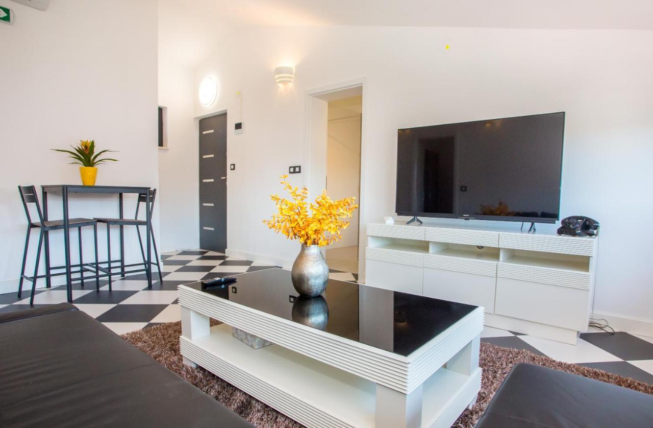 Black & White Apartment โรวีน ภายนอก รูปภาพ