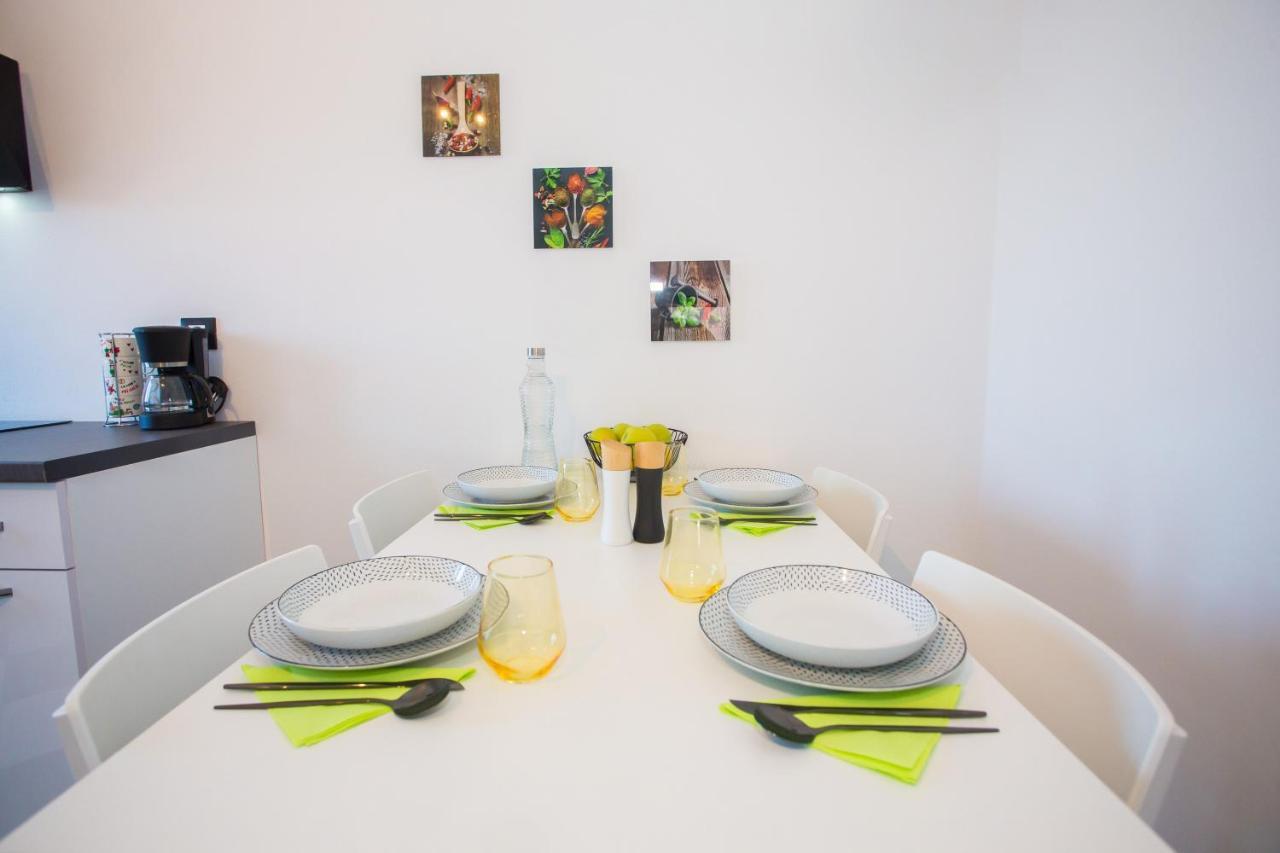 Black & White Apartment โรวีน ภายนอก รูปภาพ