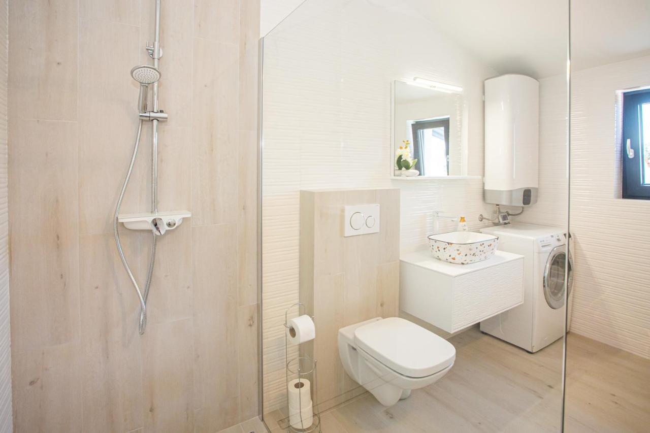 Black & White Apartment โรวีน ภายนอก รูปภาพ