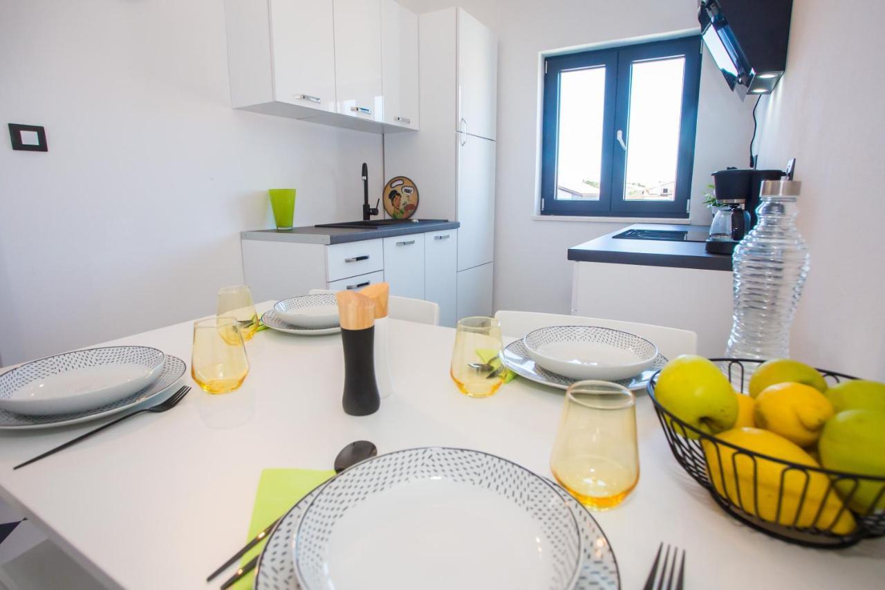 Black & White Apartment โรวีน ภายนอก รูปภาพ