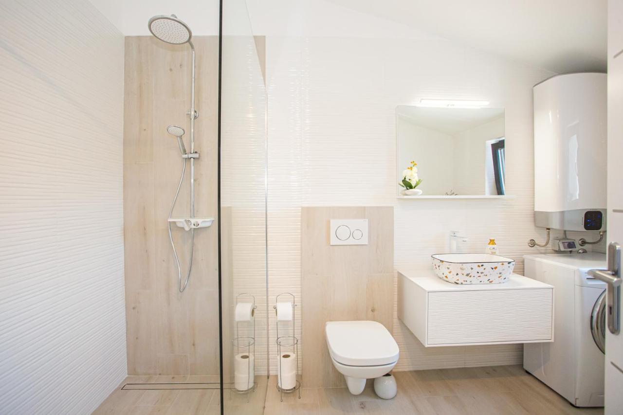 Black & White Apartment โรวีน ภายนอก รูปภาพ