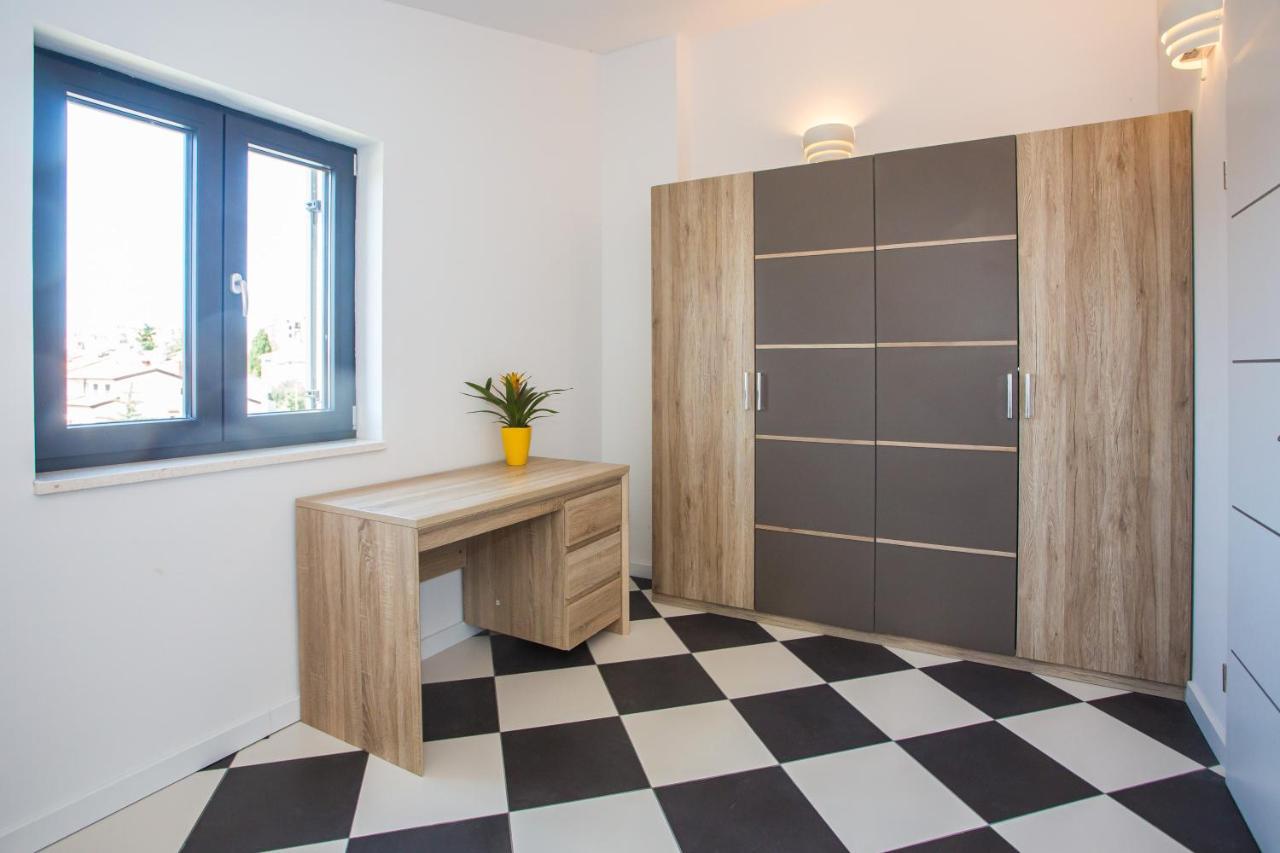 Black & White Apartment โรวีน ภายนอก รูปภาพ
