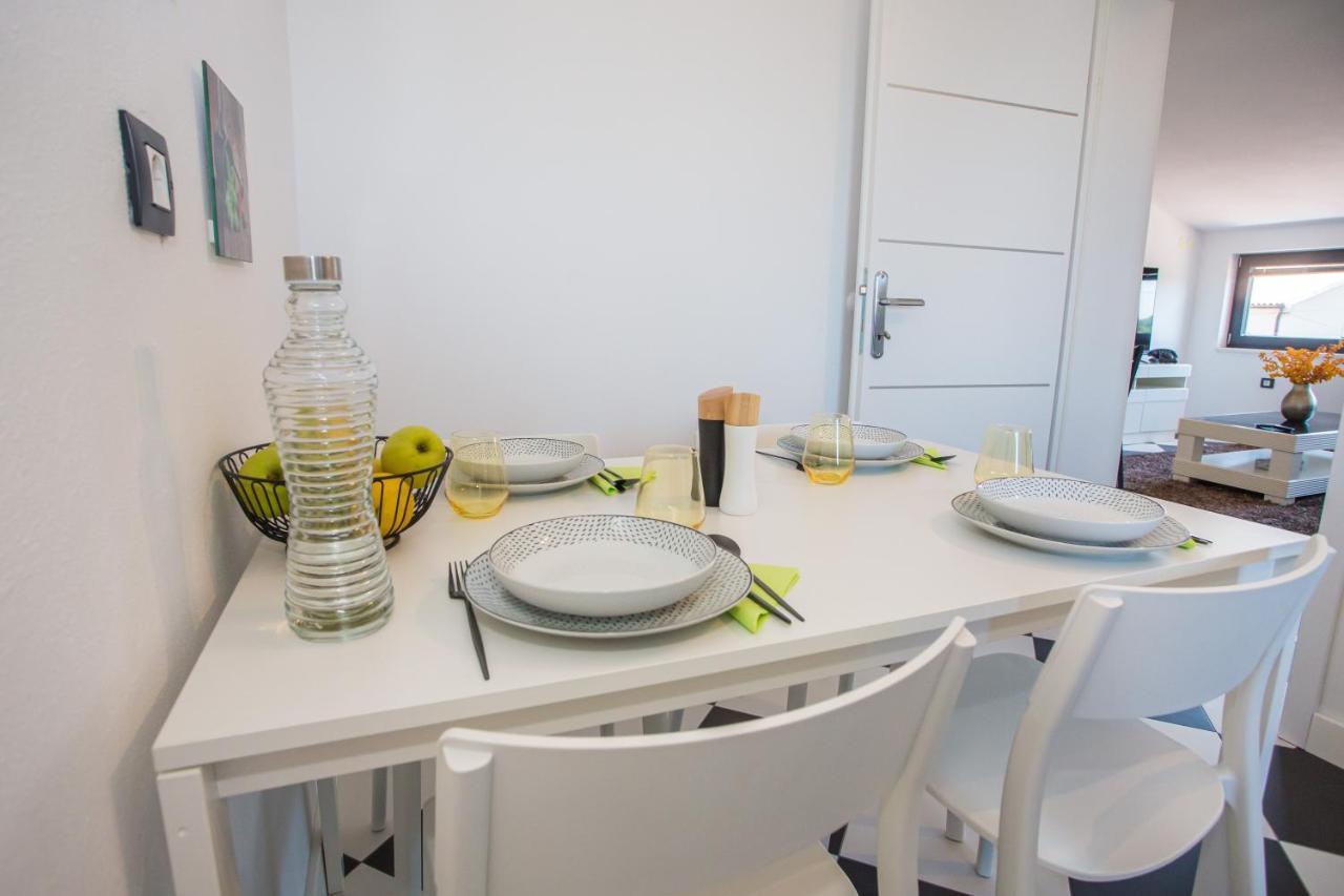 Black & White Apartment โรวีน ภายนอก รูปภาพ