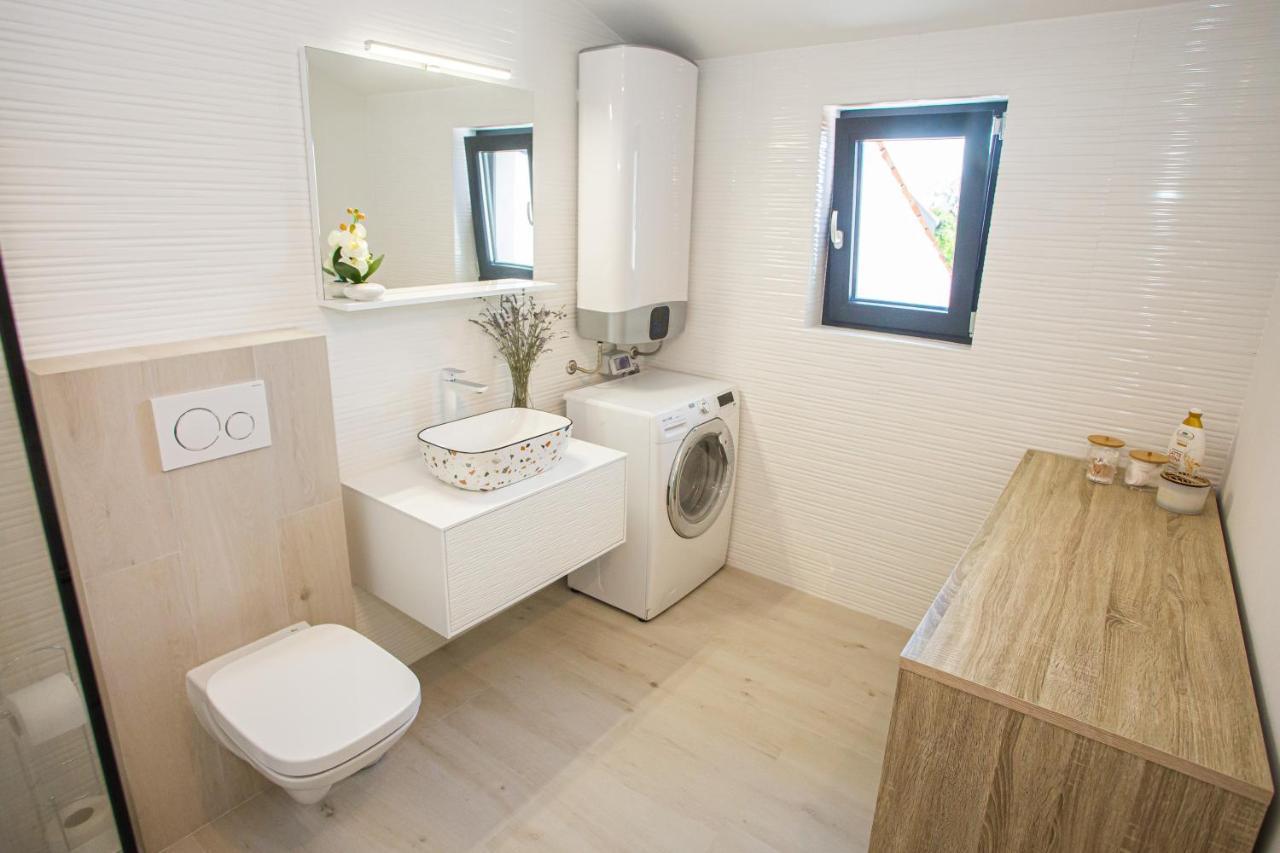 Black & White Apartment โรวีน ภายนอก รูปภาพ