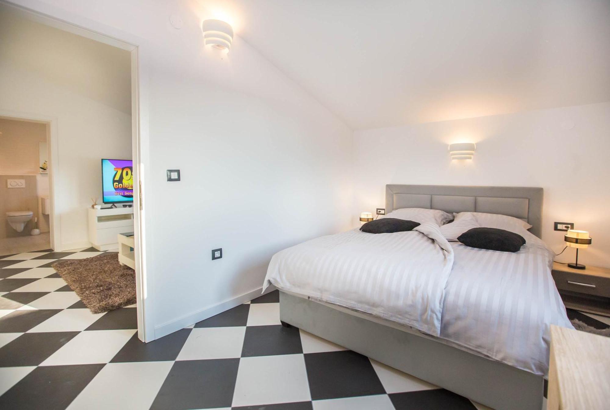Black & White Apartment โรวีน ภายนอก รูปภาพ