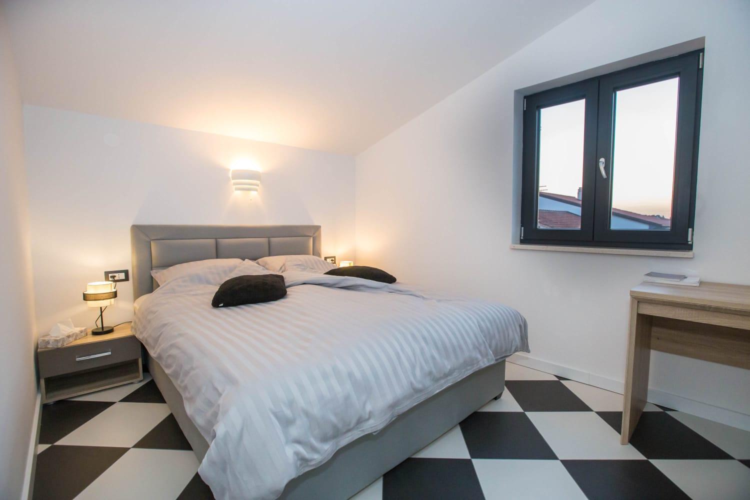 Black & White Apartment โรวีน ภายนอก รูปภาพ
